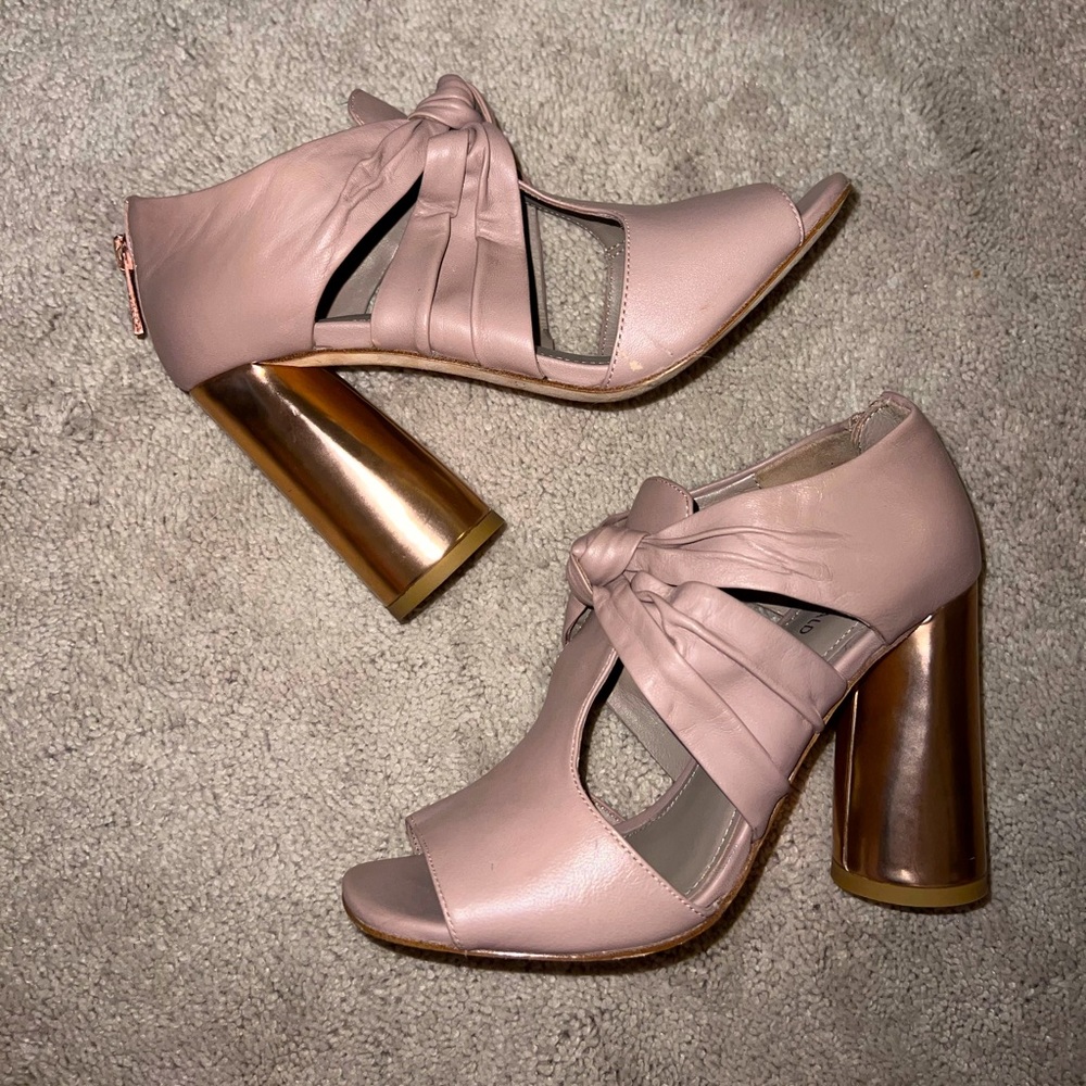 Donald Pliner Size 6 Platform Heel